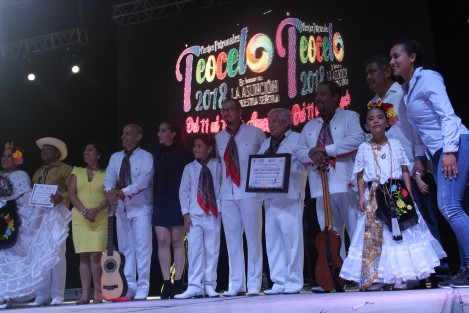 En el marco de las fiestas patronales de Teocelo, el Ayuntamiento encabezado por el Licenciado Mario Chama Díaz, entregó un reconocimiento al Maestro Alberto de la Rosa, fundador de la internacional agrupación Tlen Huicani, de la Universidad Veracruzana. 