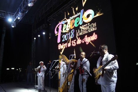 En el marco de las fiestas patronales de Teocelo, el Ayuntamiento encabezado por el Licenciado Mario Chama Díaz, entregó un reconocimiento al Maestro Alberto de la Rosa, fundador de la internacional agrupación Tlen Huicani, de la Universidad Veracruzana. 