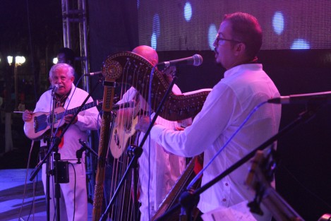 En el marco de las fiestas patronales de Teocelo, el Ayuntamiento encabezado por el Licenciado Mario Chama Díaz, entregó un reconocimiento al Maestro Alberto de la Rosa, fundador de la internacional agrupación Tlen Huicani, de la Universidad Veracruzana. 