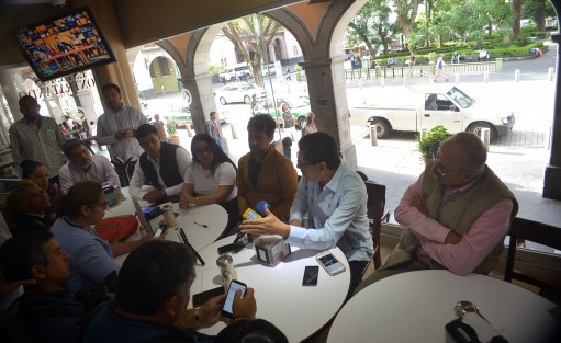 El exgobernador de Oaxaca, Ulises Ruiz Ortiz, actual dirigente de la corriente priísta <em>Democracia Interna</em> en compañía de Marco Antonio del Ángel, exdiputado local, hablaron sobre la crisis que sigue viviendo el PRI.
