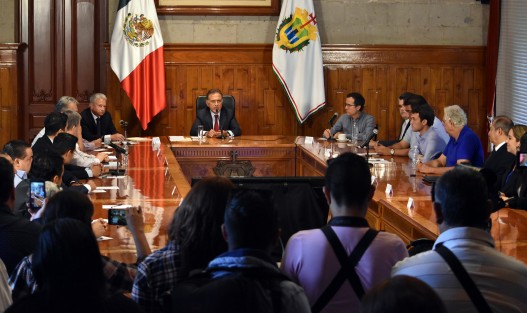  Con más de una hora de retraso, el mandatario estatal Miguel Ángel Yunes Linares dio a conocer resultados por vacaciones de verano 2018, esto luego  de reunirse con funcionarios del sector turístico.