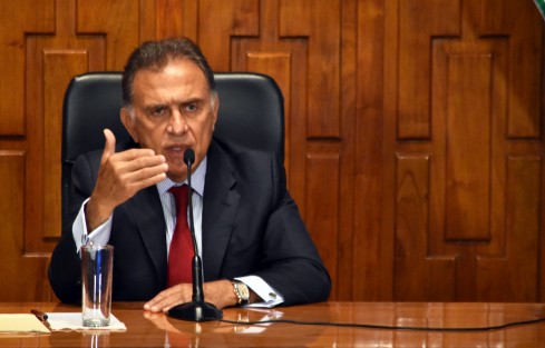  Con más de una hora de retraso, el mandatario estatal Miguel Ángel Yunes Linares dio a conocer resultados por vacaciones de verano 2018, esto luego  de reunirse con funcionarios del sector turístico.