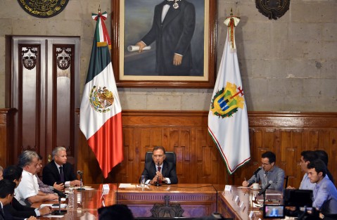  Con más de una hora de retraso, el mandatario estatal Miguel Ángel Yunes Linares dio a conocer resultados por vacaciones de verano 2018, esto luego  de reunirse con funcionarios del sector turístico.