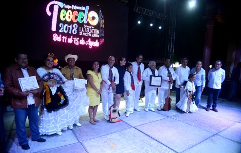 Autoridades municipales de Teocelo encabezadas por el alcalde Mario Chama, entregaron reconocimientos  a artistas como el Maestro Alberto de la Rosa, el ballet de Alvarado, entre otras.  