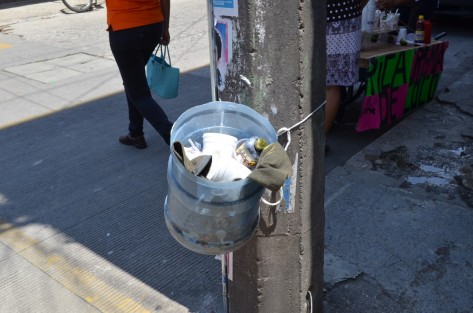 En Tlapacoyan la población está haciendo mal uso de contenedores de basura que fueron colocados en la zona centro por bachilleres, para crear la cultura de no depositar basura en la calle. Pero irresponsablemente hay quienes depositan ahí desechos de sus domicilios. 
