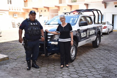 Incrementa el número de patrullas para la policía municipal de Tlapacoyan, Ofelia Jarillo Gasca, con una nueva unidad adquirida por el Ayuntamiento que encabeza la alcaldesa.
