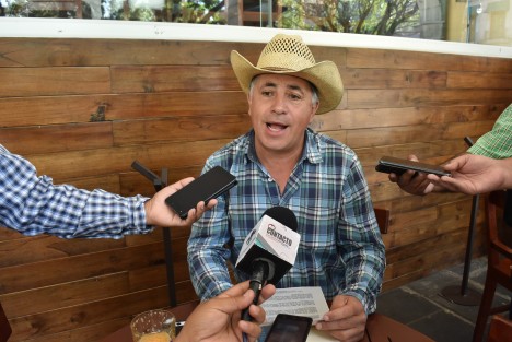 Miguel Franzoni, representante en Veracruz del Frente Nacional de Productores de Leche señaló que 150 mil productores de leche de 20 estados de la República están condenados a desaparecer si se sigue con una política equivocada en cuanto a planeación productiva de industrialización y comercialización de leche. 