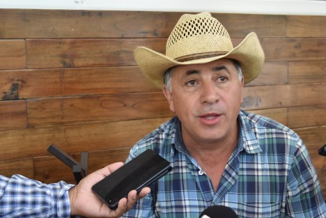 Miguel Franzoni, representante en Veracruz del Frente Nacional de Productores de Leche señaló que 150 mil productores de leche de 20 estados de la República están condenados a desaparecer si se sigue con una política equivocada en cuanto a planeación productiva de industrialización y comercialización de leche. 
