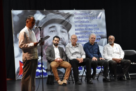 El instituto de relaciones culturales México- Cuba, Flores Magón - Mella, y el Ayuntamiento de Xalapa , llevaron a cabo un acto conmemorativo del natalicio del comandante Fidel Castro Ruz, en el teatro J. J. Herrera, contando con la presencia de Fernando Vecino Alegret, ex combatiente de Sierra Maestra y diplomáticos de la embajada de Cuba. 