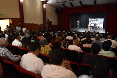 El instituto de relaciones culturales México- Cuba, Flores Magón - Mella, y el Ayuntamiento de Xalapa , llevaron a cabo un acto conmemorativo del natalicio del comandante Fidel Castro Ruz, en el teatro J. J. Herrera, contando con la presencia de Fernando Vecino Alegret, ex combatiente de Sierra Maestra y diplomáticos de la embajada de Cuba. 