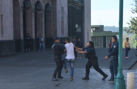 Elementos de la SSP detuvieron a un violento sujeto quien primero agredió a personas dentro del X24 del centro, y posteriormente al querer ser detenido, intentó pelear con los oficiales; finalmente fue remitido. 