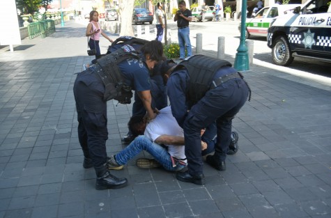 Elementos de la SSP detuvieron a un violento sujeto quien primero agredió a personas dentro del X24 del centro, y posteriormente al querer ser detenido, intentó pelear con los oficiales; finalmente fue remitido. 