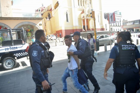Elementos de la SSP detuvieron a un violento sujeto quien primero agredió a personas dentro del X24 del centro, y posteriormente al querer ser detenido, intentó pelear con los oficiales; finalmente fue remitido. 