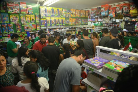 Este lunes inicia el ciclo escolar 2018-2019, por lo que zapaterías, tiendas de uniformes y sobre todo las papelerías, se vieron abarrotadas este fin de semana.  