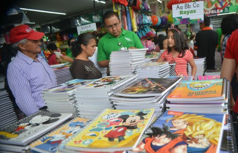 La gerente de la papelería invitó a los papás a acudir a surtir sus listas  pues tienen descuentos del  5 al 20% dependiendo de las marcas, además este domingo atenderán a todos hasta que el último surta su lista.
