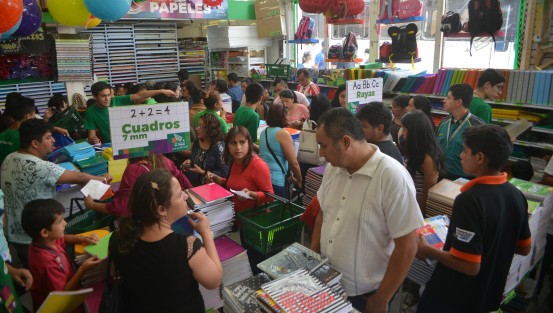 La gerente de la papelería invitó a los papás a acudir a surtir sus listas  pues tienen descuentos del  5 al 20% dependiendo de las marcas, además este domingo atenderán a todos hasta que el último surta su lista.