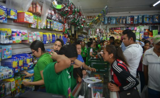 Este lunes inicia el ciclo escolar 2018-2019, por lo que zapaterías, tiendas de uniformes y sobre todo las papelerías, se vieron abarrotadas este fin de semana. 