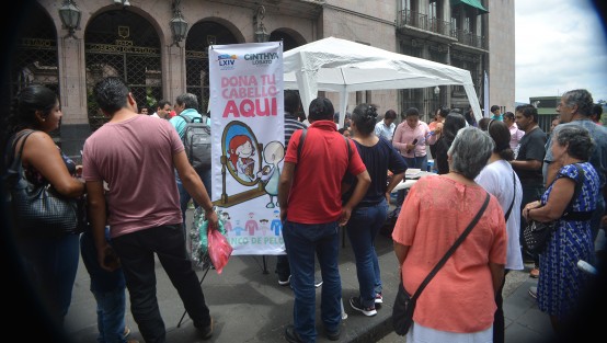 Organizada por la diputada Cinthya Lobato se llevó a cabo en el Parque Juárez de esta capital una jornada de donación de cabello para la elaboración de pelucas oncológicas para pacientes del Centro Estatal de Cancerología (Cecan) <em>Dr. Miguel Dorantes Mesa</em>. 