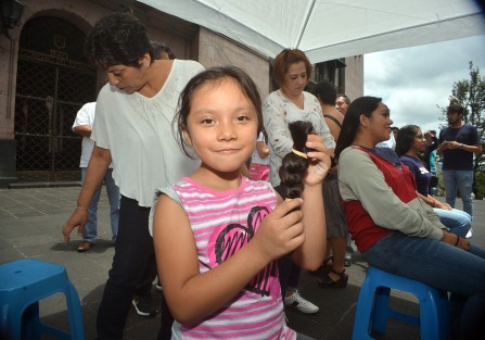 Con alegría por tratarse de una causa noble, niñas, jóvenes y adultos donaron sus coletas de diversas longitudes, las cuales iban desde los 15 hasta los 94 centímetros.  