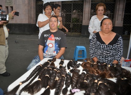 Organizada por la diputada Cinthya Lobato se llevó a cabo en el Parque Juárez de esta capital una jornada de donación de cabello para la elaboración de pelucas oncológicas para pacientes del Centro Estatal de Cancerología (Cecan) Dr. Miguel Dorantes Mesa. 
