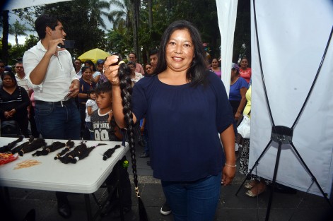 Organizada por la diputada Cinthya Lobato se llevó a cabo en el Parque Juárez de esta capital una jornada de donación de cabello para la elaboración de pelucas oncológicas para pacientes del Centro Estatal de Cancerología (Cecan) Dr. Miguel Dorantes Mesa. 
