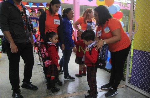Pese a la reaparición de la lideresa vitalicia del SNTE, Elba Esther Gordillo, la Reforma Educativa seguirá aplicándose mientras dure la actual administración. Los cambios, de haber, llegarán con el nuevo gobierno, mismos que padres de familia y maestros esperan sean para mejorar. 