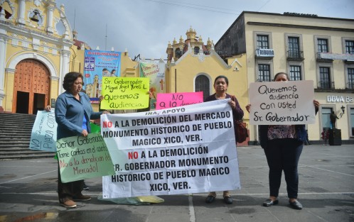 Locatarios del mercado 20 de Noviembre, de Xico, Ver., se manifestaron con cartulinas en la Plaza Lerdo, pues  se oponen a la demolición del mismo, ya que a decir de ellos, autoridades municipales pretenden construir una plaza comercial en ese sitio.