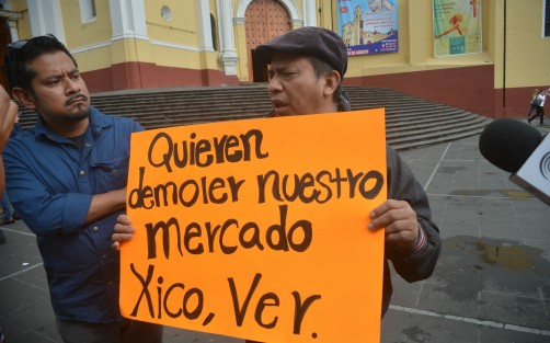 Locatarios del mercado 20 de Noviembre, de Xico, Ver., se manifestaron con cartulinas en la Plaza Lerdo, pues  se oponen a la demolición del mismo, ya que a decir de ellos, autoridades municipales pretenden construir una plaza comercial en ese sitio.