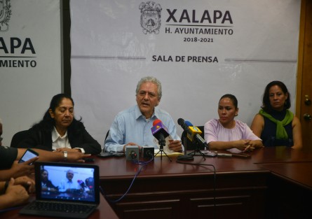 Hipólito Rodríguez, alcalde de Xalapa, acusó  al secretario de la SSP,  Jaime Téllez Marié, de omisión, ya que dijo, ha negado el auxilio a su ayuntamiento en el caso de retiro de un portón el la calle Liquidámbar.  