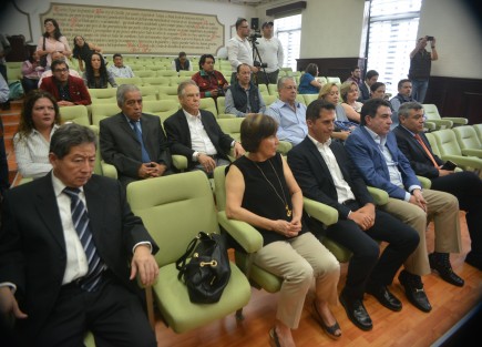 En sesión de cabildo, el ayuntamiento de Xalapa encabezado por Hipólito Rodríguez,  firmó un convenio de colaboración con Notarios Públicos de la ciudad, para que la ciudadanía pueda realizar su testamento a bajo costo.