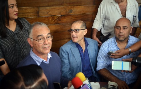 En conferencia de prensa, empresarios reclaman una vez más sus pagos al Gobierno del Estado, y lanzaron una invitación a todos aquellos integrantes del sector para que se adhieran a la demanda colectiva, y así exigir que la administración de Miguel Ángel Yunes cumpla con sus adeudos.  
