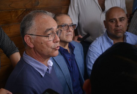 En conferencia de prensa, empresarios reclaman una vez más sus pagos al Gobierno del Estado, y lanzaron una invitación a todos aquellos integrantes del sector para que se adhieran a la demanda colectiva, y así exigir que la administración de Miguel Ángel Yunes cumpla con sus adeudos.  