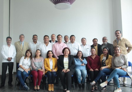 Impulsar Ley de austeridad, suspender la reforma educativa y revisar el prepuesto federal 2019 para Veracruz, fueron los temas principales que Cuitláhuac García, gobernador electo, planteó a los próximos diputados de Morena en Veracruz. 