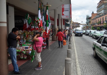 Al aproximarse el mes de septiembre, Mes de la Patria, los tradicionales puestos de artículos decorativos con motivos patrios han comenzado a instalarse en Xalapa. Desde hace años son los mismos comerciantes quienes cuentan con autorización para comercializar estos productos, ni uno más. 