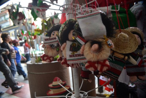 Al aproximarse el mes de septiembre, Mes de la Patria, los tradicionales puestos de artículos decorativos con motivos patrios han comenzado a instalarse en Xalapa. Desde hace años son los mismos comerciantes quienes cuentan con autorización para comercializar estos productos, ni uno más. 