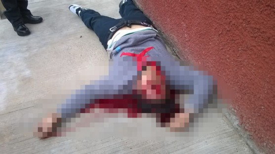 Un hombre fue ejecutado la tarde de este martes, en la avenida oriente 22 esquina sur 15 de la colonia Francisco Ferrer Guardia, en Orizaba, cuando llegó a donde se vela, al sujeto muerto la noche del lunes afuera de la Inspección de Policía a manos de dos sicarios que igual se enfrentaron a la Policía y murieron. 

