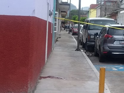 Un hombre fue ejecutado la tarde de este martes, en la avenida oriente 22 esquina sur 15 de la colonia Francisco Ferrer Guardia, en Orizaba, cuando llegó a donde se vela, al sujeto muerto la noche del lunes afuera de la Inspección de Policía a manos de dos sicarios que igual se enfrentaron a la Policía y murieron. 
