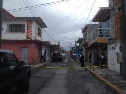 Un hombre fue ejecutado la tarde de este martes, en la avenida oriente 22 esquina sur 15 de la colonia Francisco Ferrer Guardia, en Orizaba, cuando llegó a donde se vela, al sujeto muerto la noche del lunes afuera de la Inspección de Policía a manos de dos sicarios que igual se enfrentaron a la Policía y murieron. 