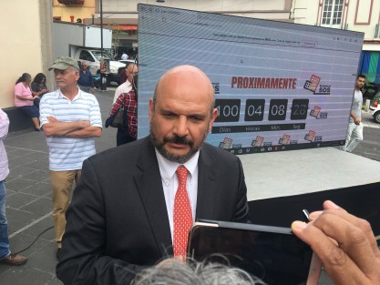 Empresarios colocaron en Plaza Lerdo de Xalapa, una pantalla para llevar la cuenta regresiva para la culminación de la  administración estatal de Miguel Ángel Yunes Linares. Esta misma tarde de marte la misma será movida al balcón del edificio Tanos, para evitar sea vandalizada o retirada del lugar. 