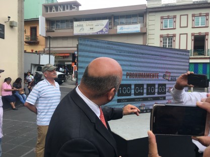 Empresarios colocaron en Plaza Lerdo de Xalapa, una pantalla para llevar la cuenta regresiva para la culminación de la  administración estatal de Miguel Ángel Yunes Linares. Esta misma tarde de marte la misma será movida al balcón del edificio Tanos, para evitar sea vandalizada o retirada del lugar. 