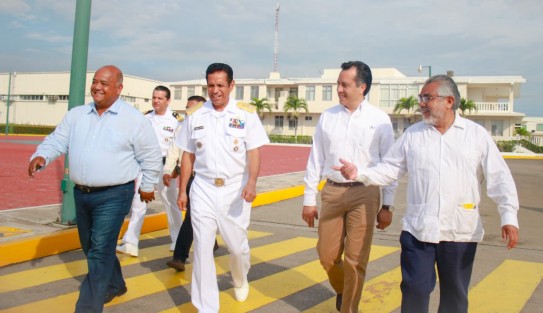 El gobernador electo de Veracruz, Cuitláhuac García Jiménez, recorrió el Buque de Guerra Anfibia Papaloapan de la Armada de México, atracado en el puerto de Tuxpan.
