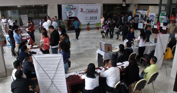 En la explanada del Palacio Legislativo se llevó a cabo la Feria del Empleo para Jóvenes.