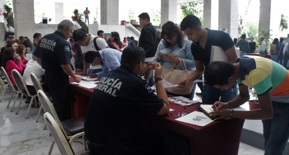 En la explanada del Palacio Legislativo se llevó a cabo la Feria del Empleo para Jóvenes.