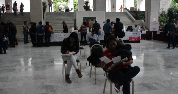 En la explanada del Palacio Legislativo se llevó a cabo la Feria del Empleo para Jóvenes.