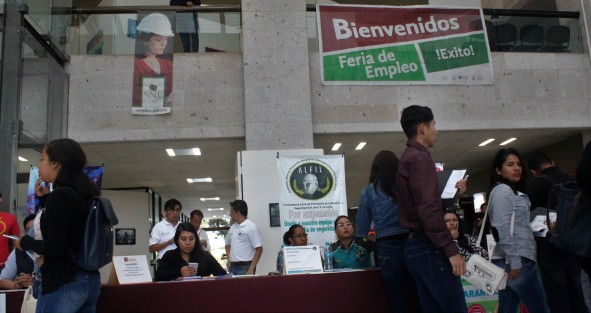 En la explanada del Palacio Legislativo se llevó a cabo la Feria del Empleo para Jóvenes.