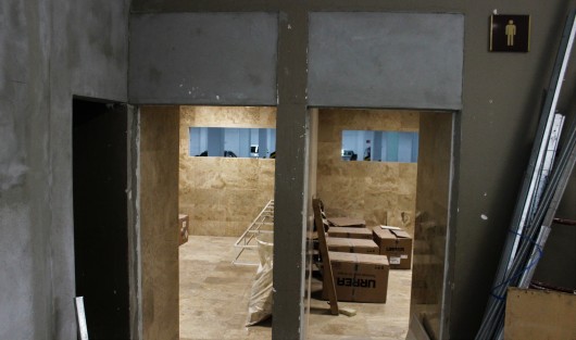 En el Palacio Legislativo se remodelan los últimos baños, que ya estaban casi inservibles, los que están en la biblioteca y los que son los anexos al restaurant., incluyendo baños para discapacitados. Solo faltan los últimos detalles.