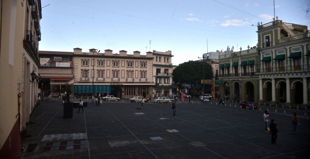 Tal y como lo anticiparon empresarios, la pantalla que lleva la cuenta de los días que le quedan a la administración de Miguel Angel Yunes colocada inicialmente en Plaza Lerdo fue colocada en el balcón del edificio Tanos, donde se pierde a simple vista.  
