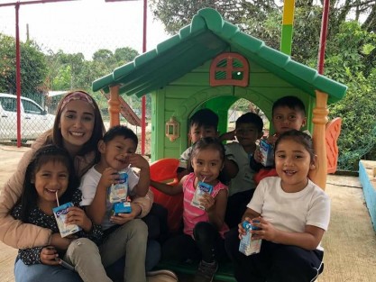  La presidenta del DIF Municipal de Teocelo, Mara Chama Villa, inició el nuevo ciclo escolar 2018 - 2019, visitando kínders y escuelas primarias para hacer entrega de cientos de desayunos escolares a niñas y niños teocelanos.  