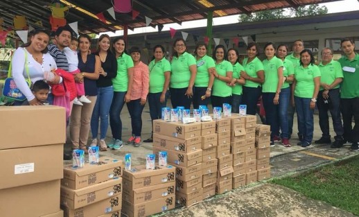  La presidenta del DIF Municipal de Teocelo, Mara Chama Villa, inició el nuevo ciclo escolar 2018 - 2019, visitando kínders y escuelas primarias para hacer entrega de cientos de desayunos escolares a niñas y niños teocelanos.  
