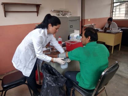 La presidenta de DIF Teocelo, Mara Chama, en coordinación con la Jurisdicción Sanitaria V, realizaron este martes una nueva jornada gratuita de exámenes de salud en Texin y de Llano Grande. Gracias a ello, habitantes de estas comunidades pudieron realizarse pruebas de detección de VIH, embarazo, glucosa capilar, antígeno prostático y el registro de signos vitales y medidas corporales.